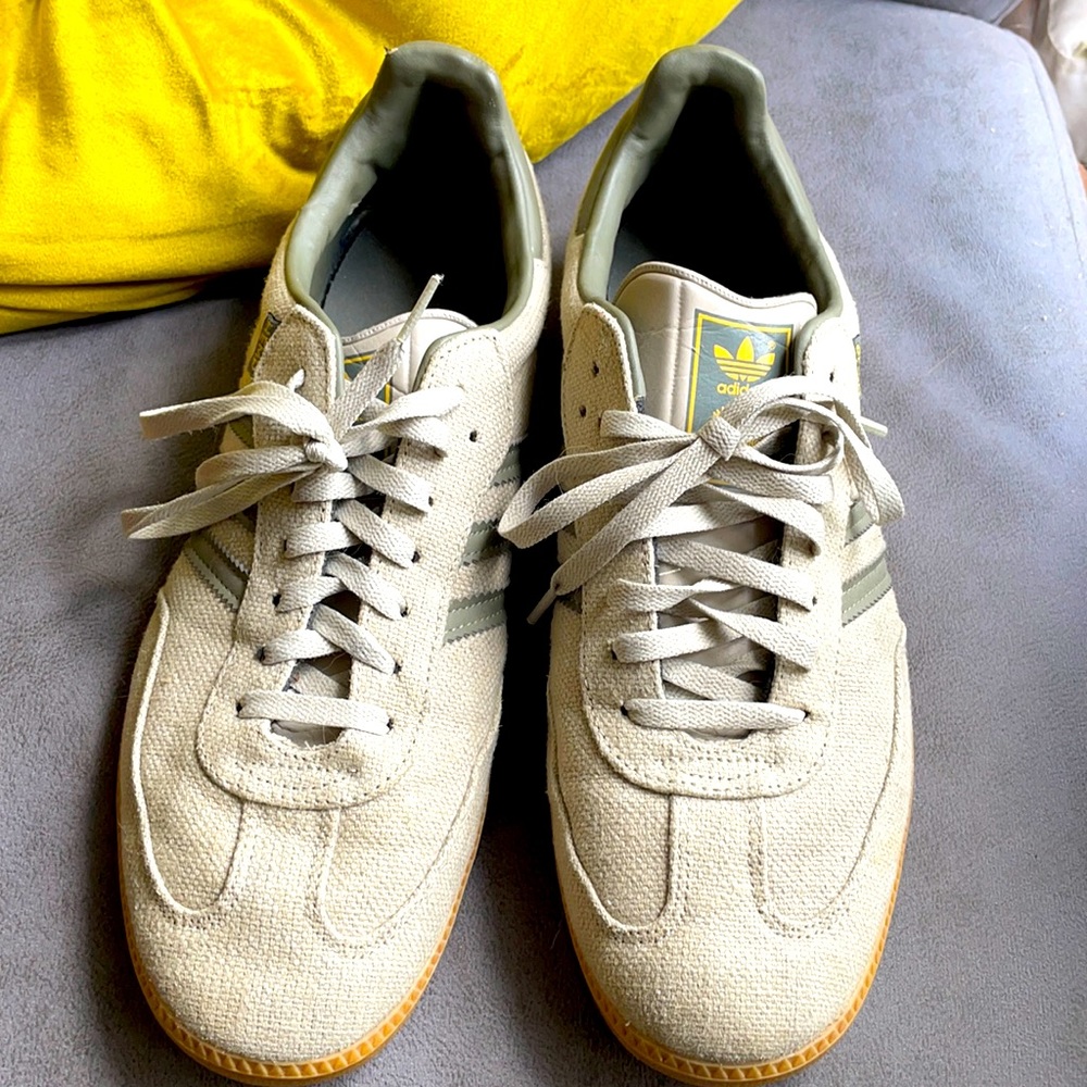 Adidas Samba
Mens adidas Samba Hemp Athletic Shoe